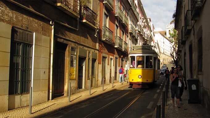 Tram 28E in Gasse in Lissabon