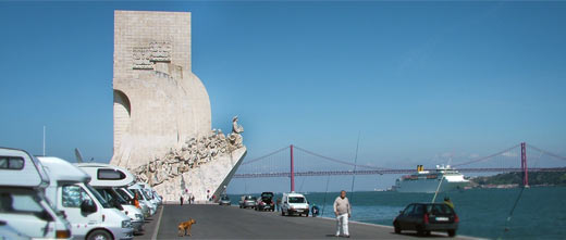 Denkmal der Entdeckungen am Tejo mit Br�cke im Hintergrund