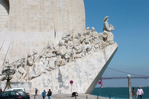 Entdeckerdenkmal mit Heinrich an der Spitze