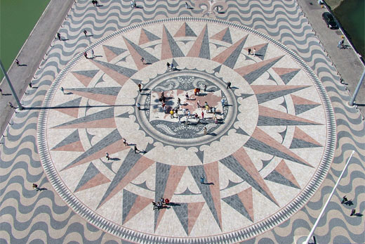 Windrose vor dem Entdeckerdenkmal
