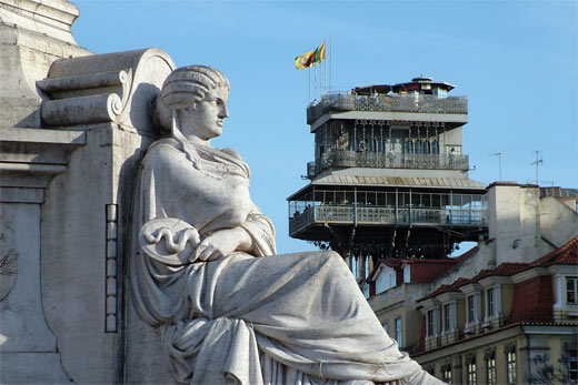 Elevador vom Rossio aus gesehen
