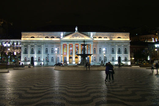 Rossio: Theater bei Nacht