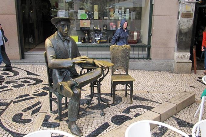Fernando Pessoa Statue