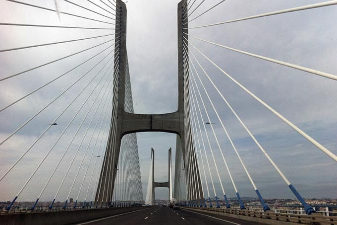 Fahrt über die Brücke Vasco da Gama